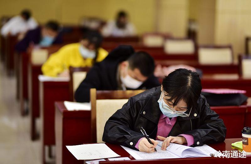 华为|村官属于公务员吗？如果不属于，报考公务员的时候有没有优势？