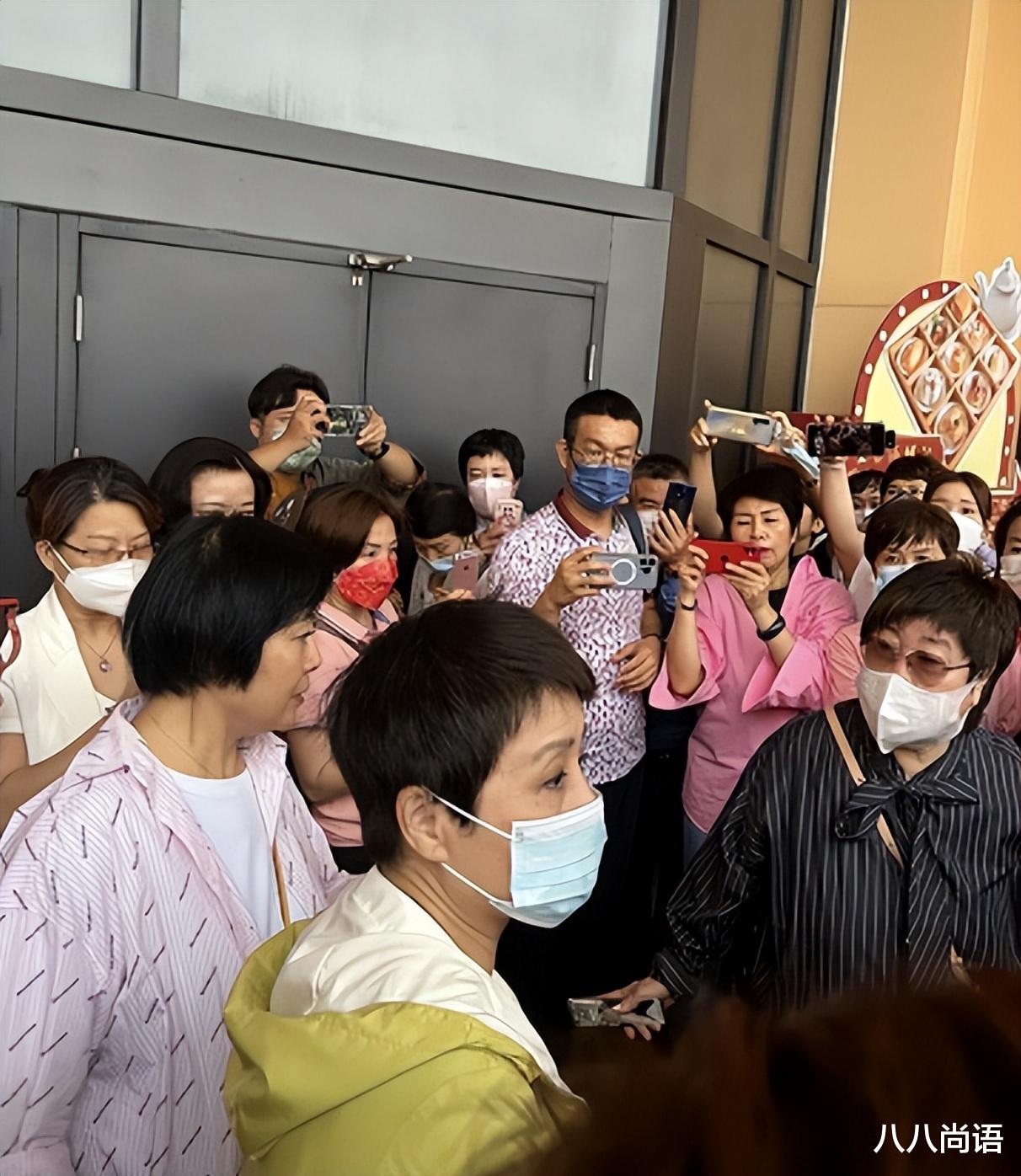 张凯丽|奚梦瑶婆婆近照，头发剪短与张凯丽撞发型，戴着口罩太像大明星了