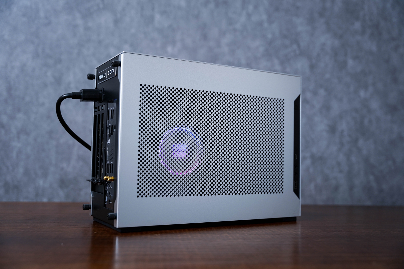 显卡|11L银黑策划， A4-H20携手12代酷睿与D5的游戏小钢炮装机体验