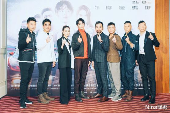 昆凌|周杰伦高调秀三胎，昆凌穿紧身衣，只长孕肚不长肉小鸟腿细得惊艳