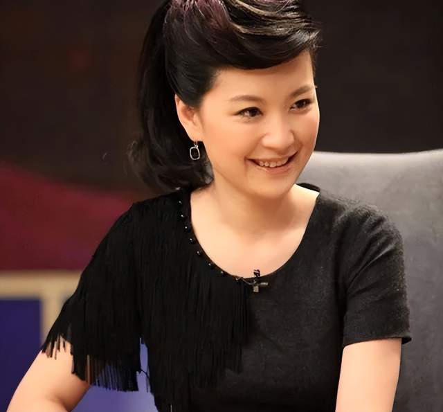 东方卫视|东方卫视一姐，嫁海归老公生龙凤胎，一家四口幸福，今转幕后工作