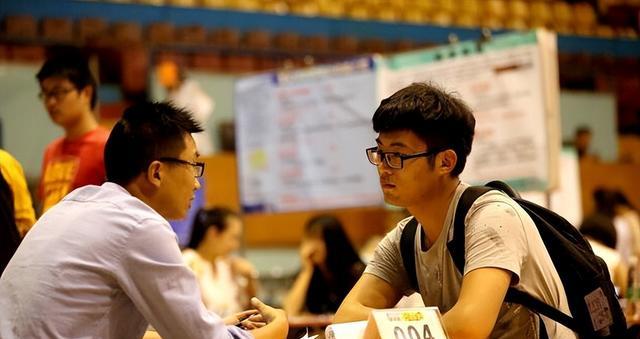 职业教育|华为公布校招拟聘名单,一眼望去全是985毕业生,普通人该咋办?