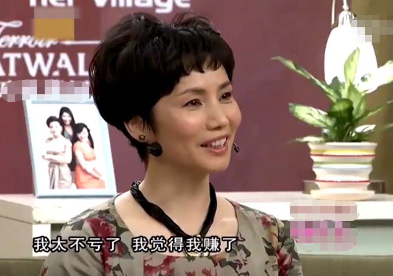 徐俐|央视徐俐光脚海边踩水!穿薄纱裙小腿结实,脚指甲涂红色太精致