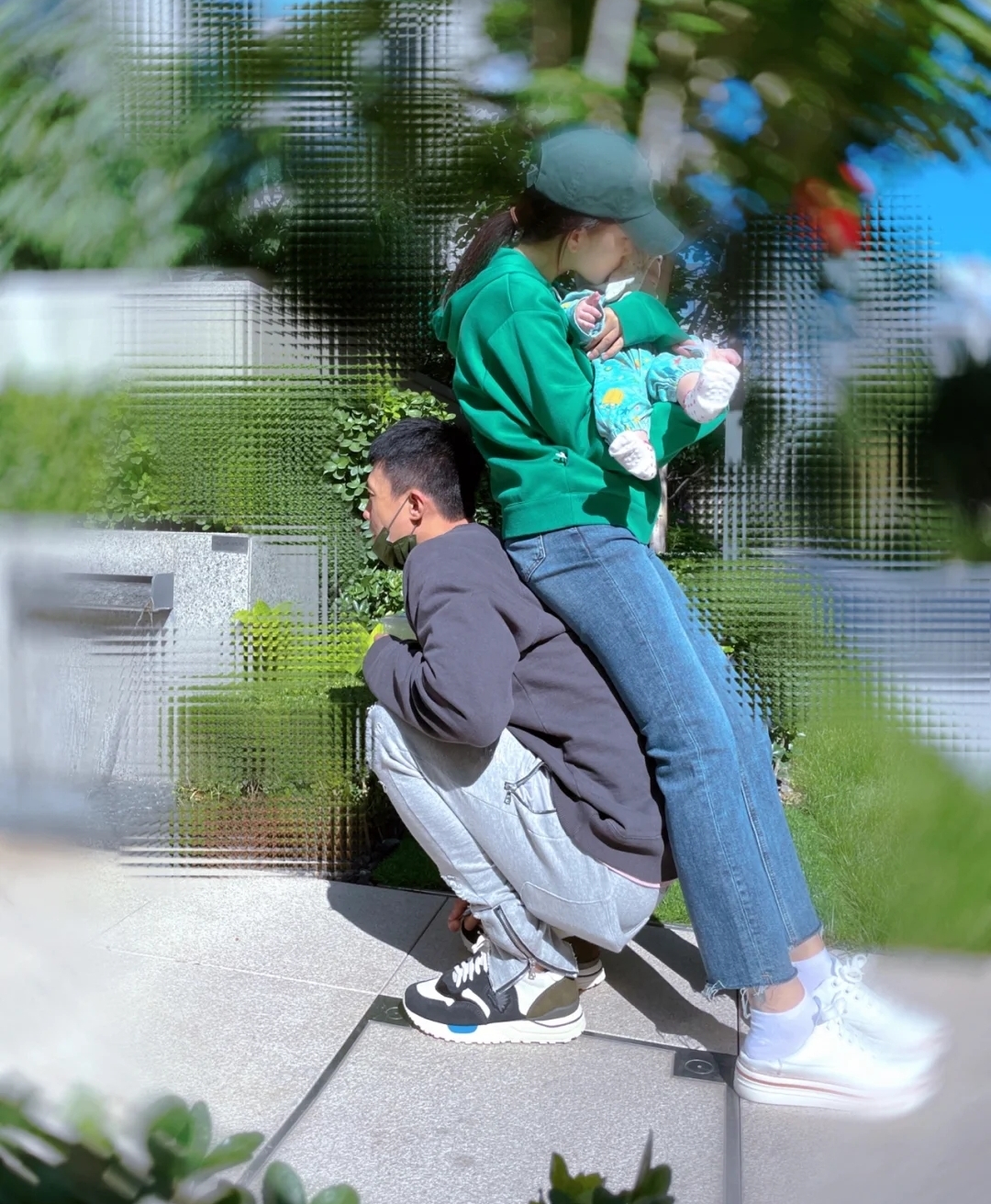 杜淳|杜淳晒女儿学走路，小蛋饺1岁不到步伐稳健，一身穿搭遭网友调侃