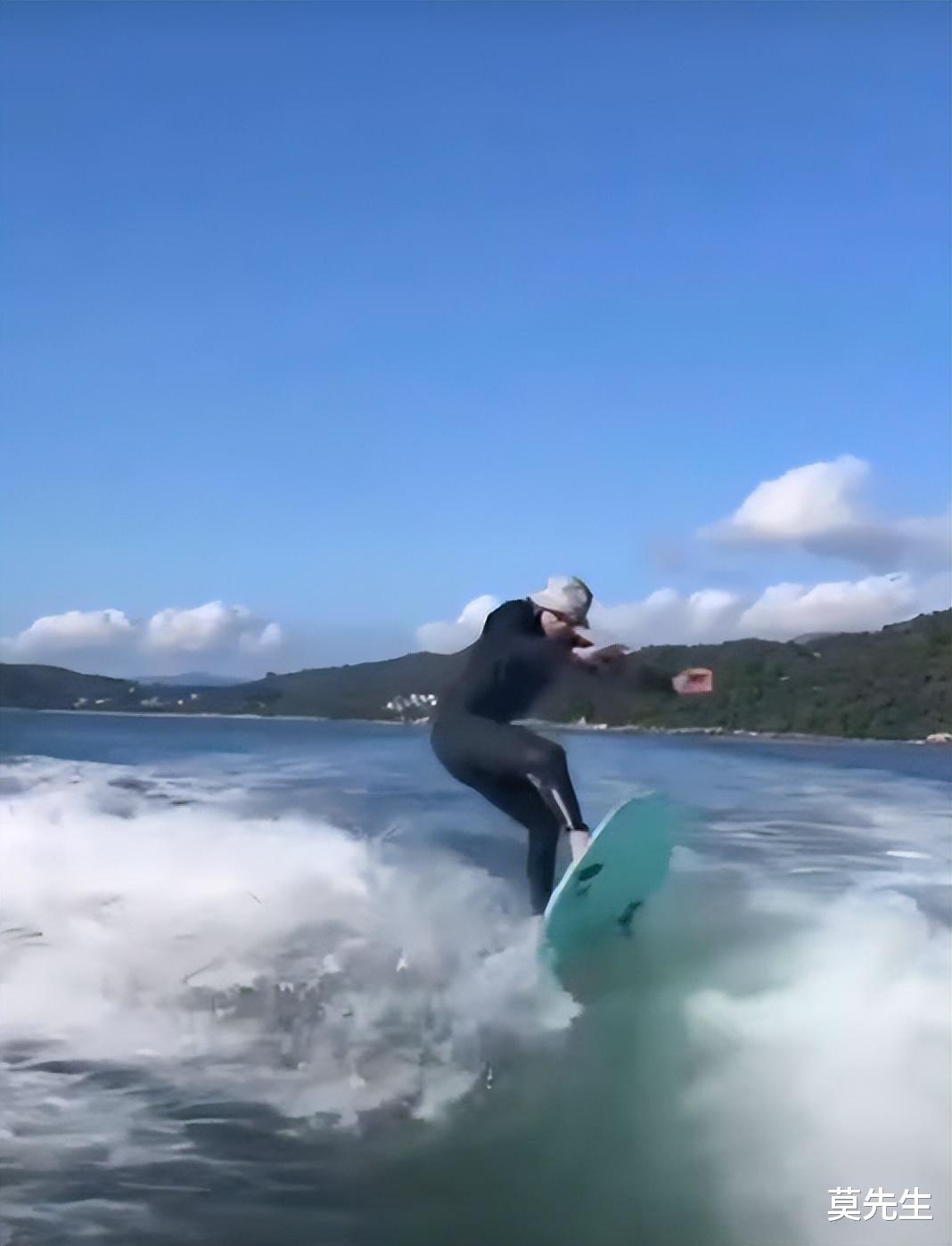 周星驰|60岁周星驰冲浪秀技，动作娴熟不输年轻人，求教粉丝怎么跳更高
