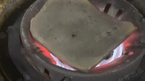 广西南宁，女子连续3天烧红瓦片投进浴盆，“孩子盗汗，老人教的”