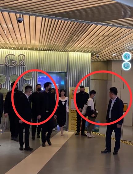 杨紫|杨紫出场气场强大，助理搀扶保镖保护，现场粉丝直呼杨紫太瘦了