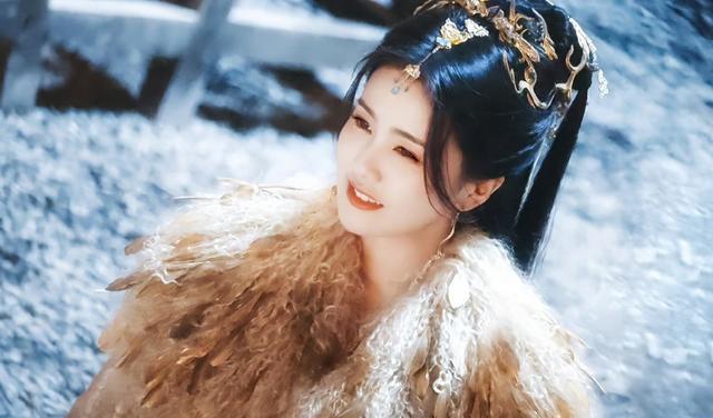 美容 长月烬明：罗云熙新发型好帅，白鹿这张有氛围感，陈都灵绝美特写