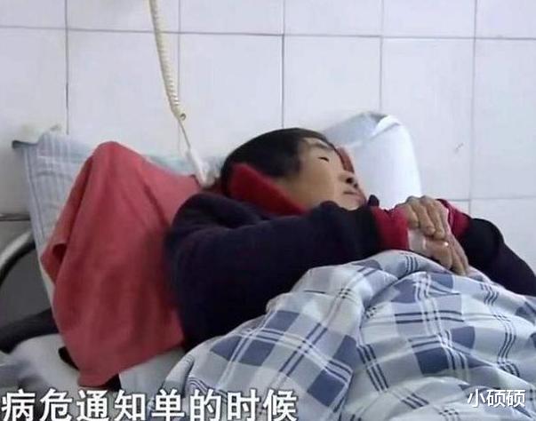 64岁老人拿着扫把打女儿,一个月住院六次,三个女儿不管不顾:无力养老