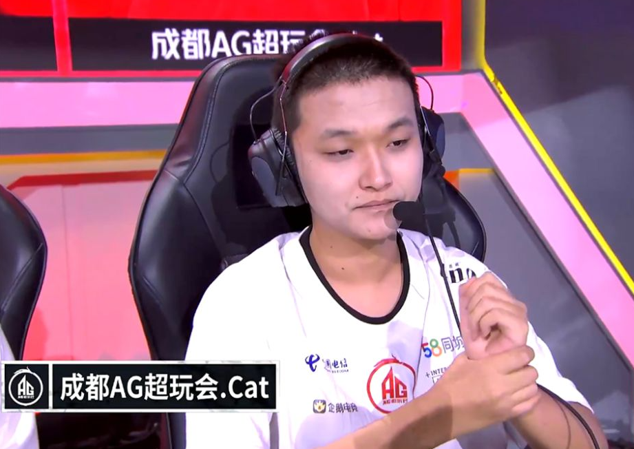 猫神|AG猫神下播后还在看比赛复盘，职业态度没得黑，难怪能打11届
