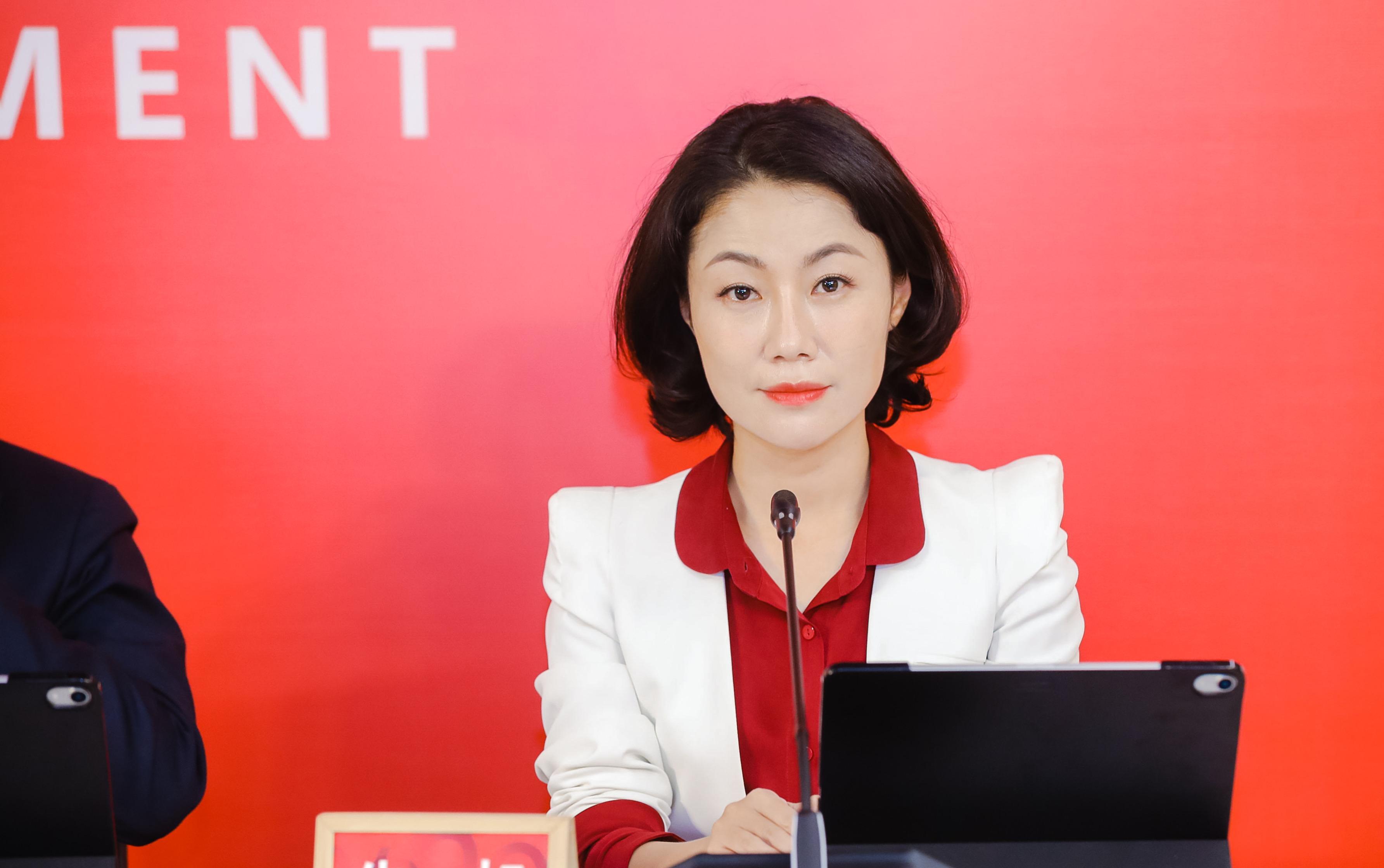 万科|万科金牌女秘书朱旭,年薪849万,年终奖1000万,47岁至今未婚