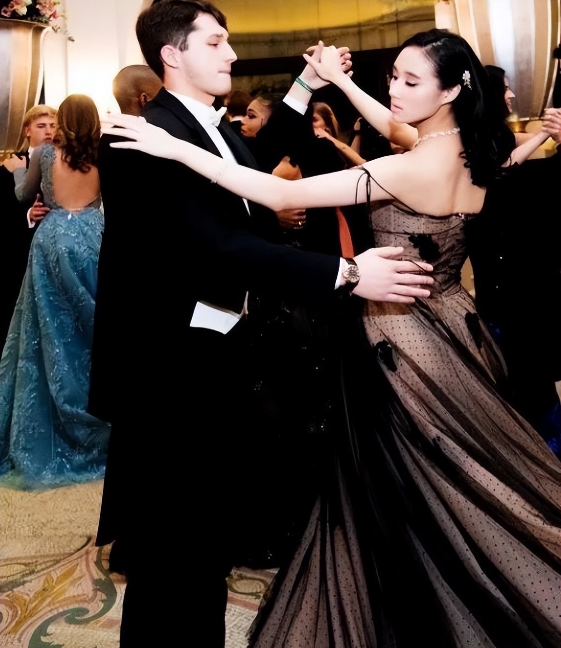 何超欣|“天选之女”何超欣：赌王最宠爱的女儿，活成了传统大家闺秀的模样