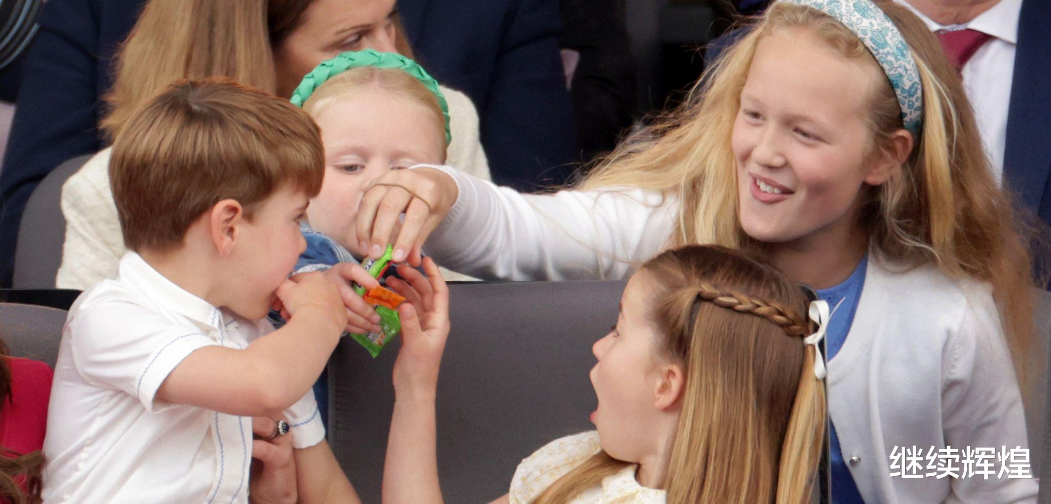 路易·亚瑟·查尔斯|路易王子太可爱!抢表妹的糖果没抢成功,表妹给了姐姐,他不放弃