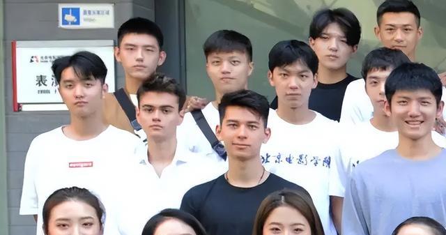 北京电影学院|中戏北影开学场面，俊男靓女入校十分养眼，网友却说：脸盲症犯了