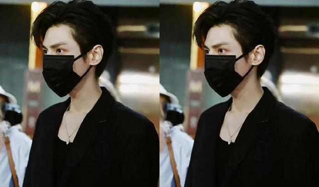 罗云熙|罗云熙特优声2上班路透,黑衣西装太帅了,行走的俊美总裁?