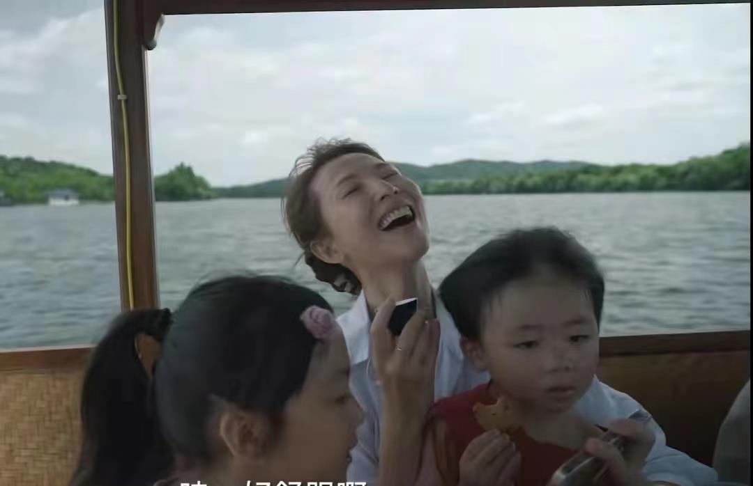 蔡少芬|蔡少芬咋老这么快！一家五口游西湖疲惫成了大妈样，俩女儿太普通
