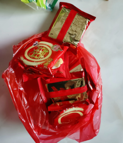 邻居拿了一大袋饼干过来给我等我快吃完了,才发现饼干过期了