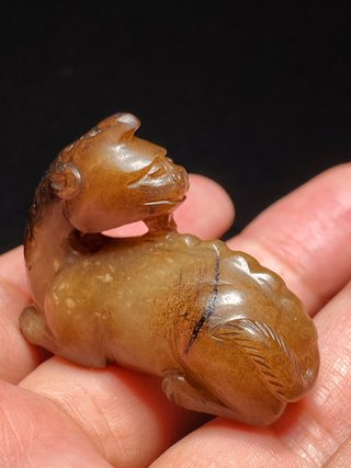 |明 和田玉籽料 黑沁 独角兽 瑞兽 把件挂件