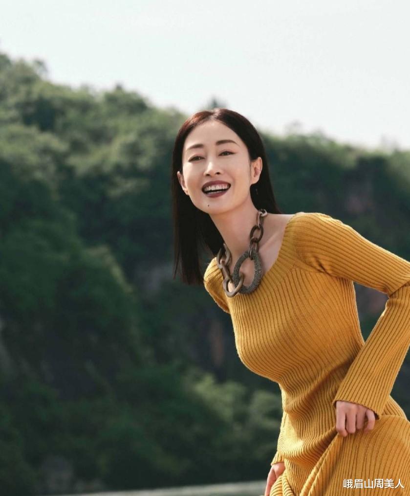 发型 4、50岁的女人少留这“5种”发型，不仅大妈感十足，还显老没气质