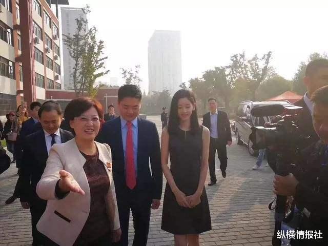 发家以后他捐出百亿,母亲无偿给亲戚装修房子,还经常在食堂吃饭