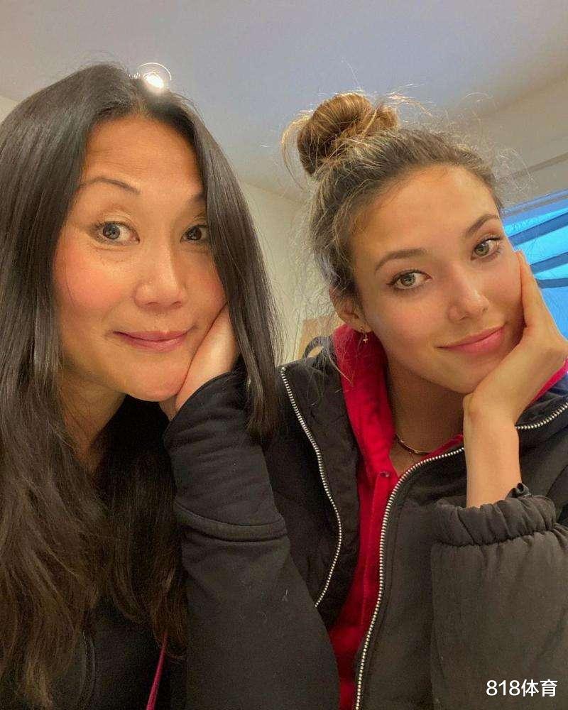 谷爱凌|笑不活了! 谷爱凌预赛第一到处找妈妈, 问记者: 你看到我妈妈了吗?