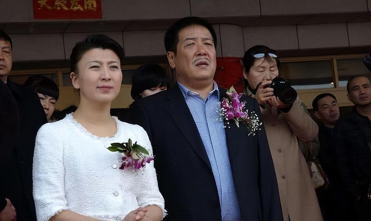 闫学晶|二婚老公肚腩突出，5岁女儿似爸爸，闫学晶一家三口在泰国接地气！