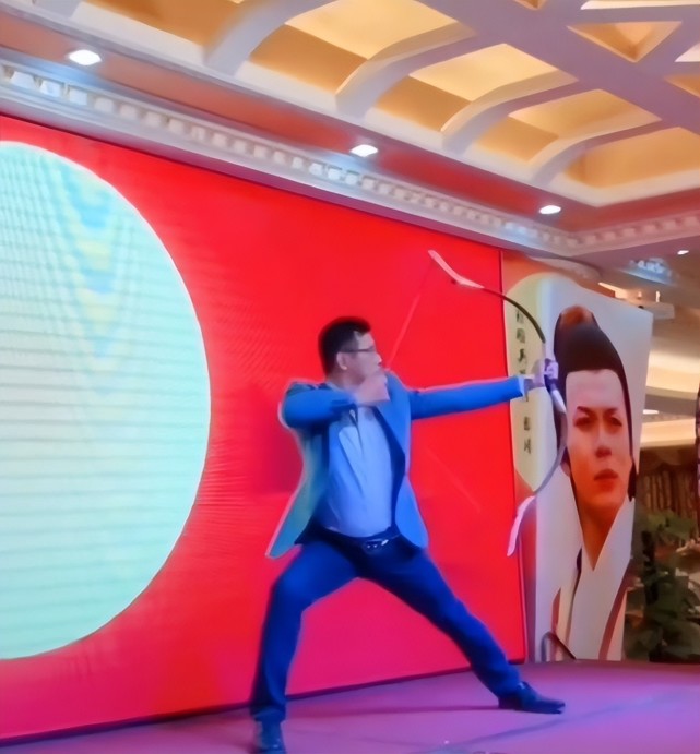 艾威|63岁港星商演出场费12000元惨遭群嘲：挣钱嘛，有何丢人的？