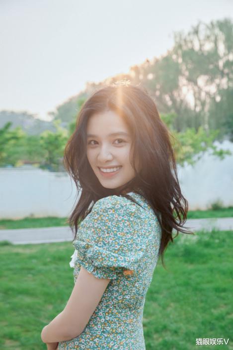 香蕉 ?张婧仪晒氛围美照，碎花短裙配白开水妆容，皮肤吹弹可破太想捏