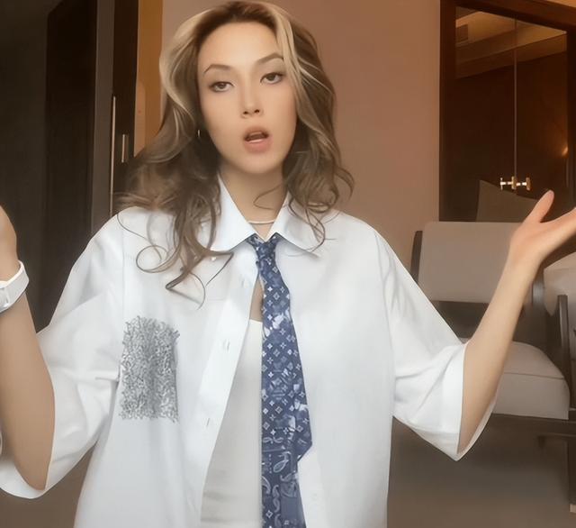 谷爱凌|谷爱凌彻底放飞自我！与金发帅哥合影太过亲密，粉丝质疑恋爱了