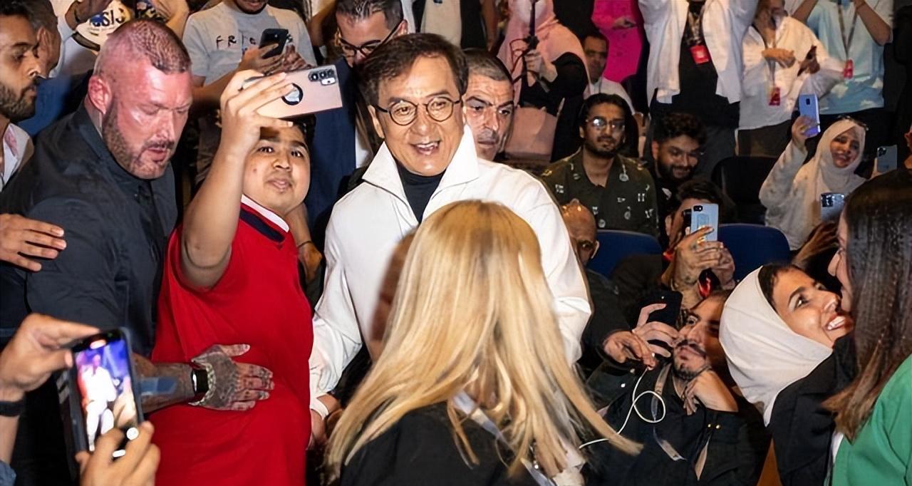 成龙|68岁成龙入行60年,要拍《尖峰时刻4》,被美女演员不断灌酒