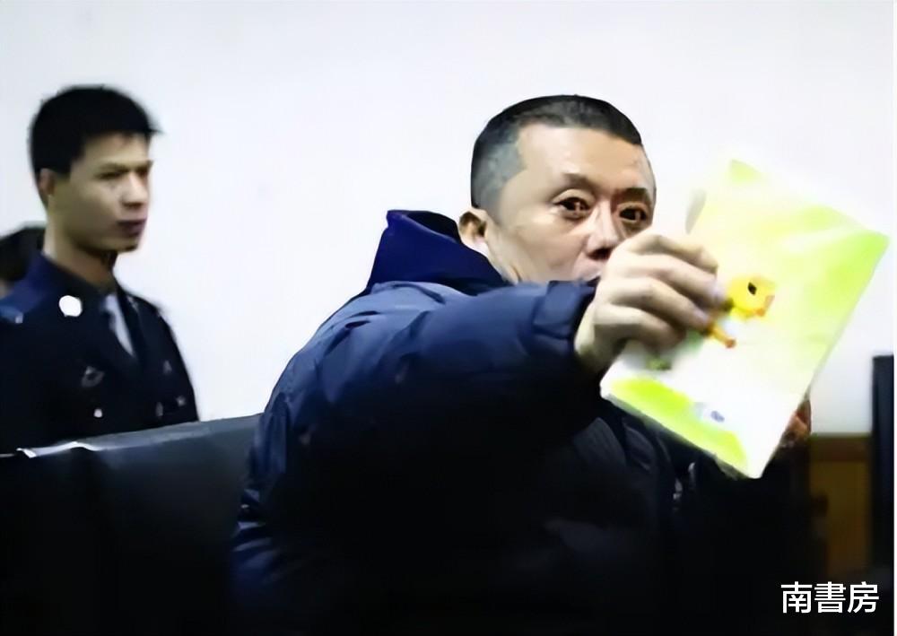 哈尔滨一名逃犯,逃了15年混成身家上亿,曾将身边情人捧成女明星