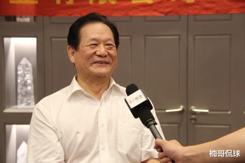 袁伟民|82岁袁伟民罕见现身！为杜锋儿子题字送墨宝，曾怒辞足协主席未果