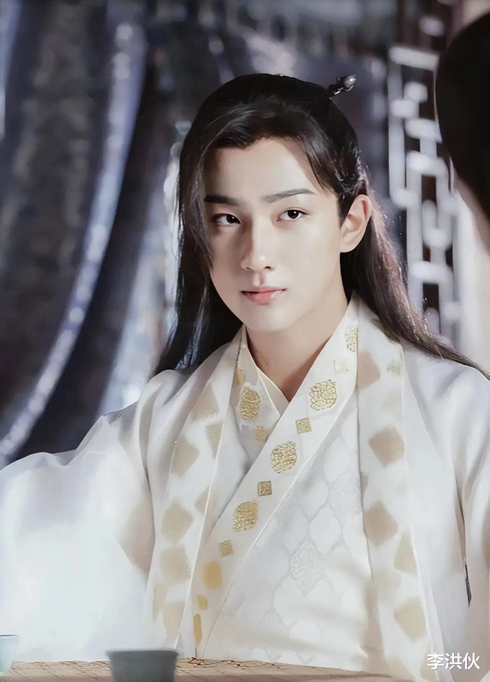 李宏毅|李宏毅片场耍大牌？对工作人员呼来喝去，把道具扔在地上让替身捡