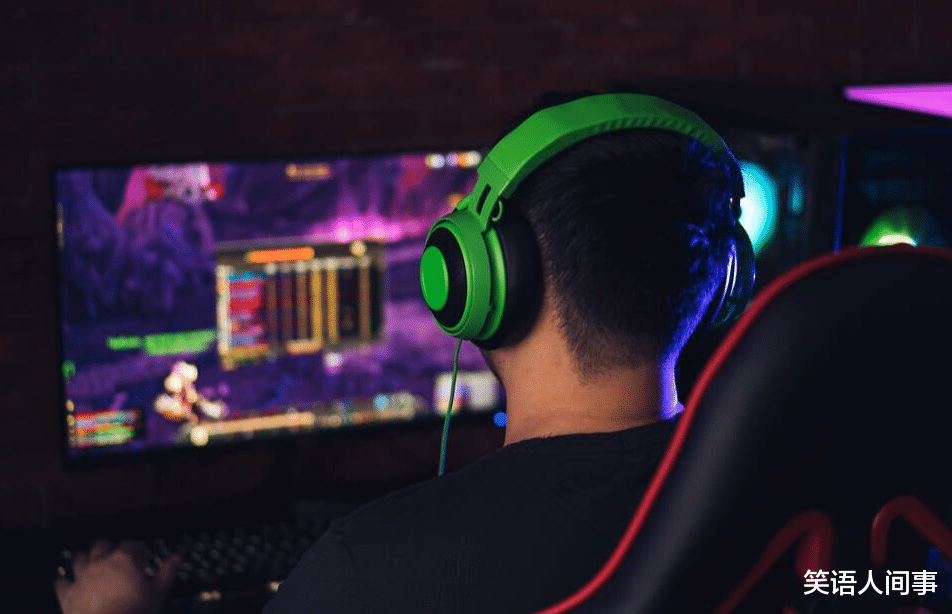 英雄联盟|他年薪八位数，20多岁，靠打游戏而被封“神”