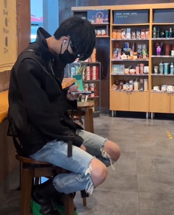 秦霄贤|德云社秦霄贤现身机场,却被破洞裤抢镜,大家的叮嘱属实暖心