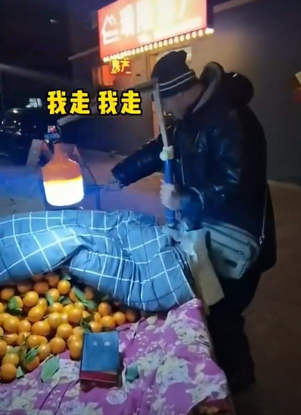 残疾男子摆摊下意识逃走称“没低保”?民政局:收入高于低保标准,其称“没低保”为寻求关注无恶意