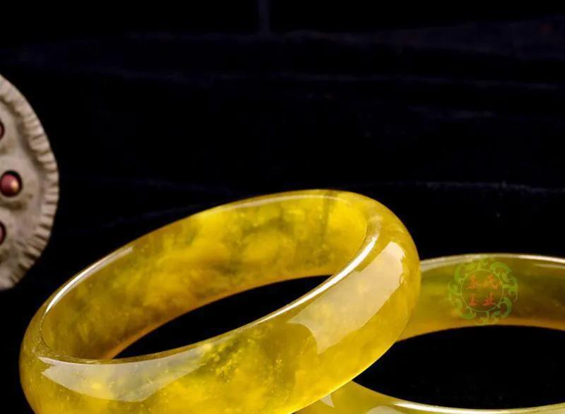 |祖传价值10万元的一对和田玉手镯，被老板给忽悠了，只卖了1万元