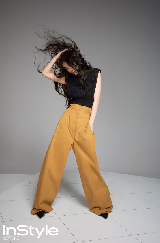 杨幂|杨幂四登《优家画报》封面，慵懒的羊毛卷造型，飒爽又温柔