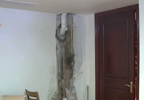 洋房渗水多年 地板一踩冒水