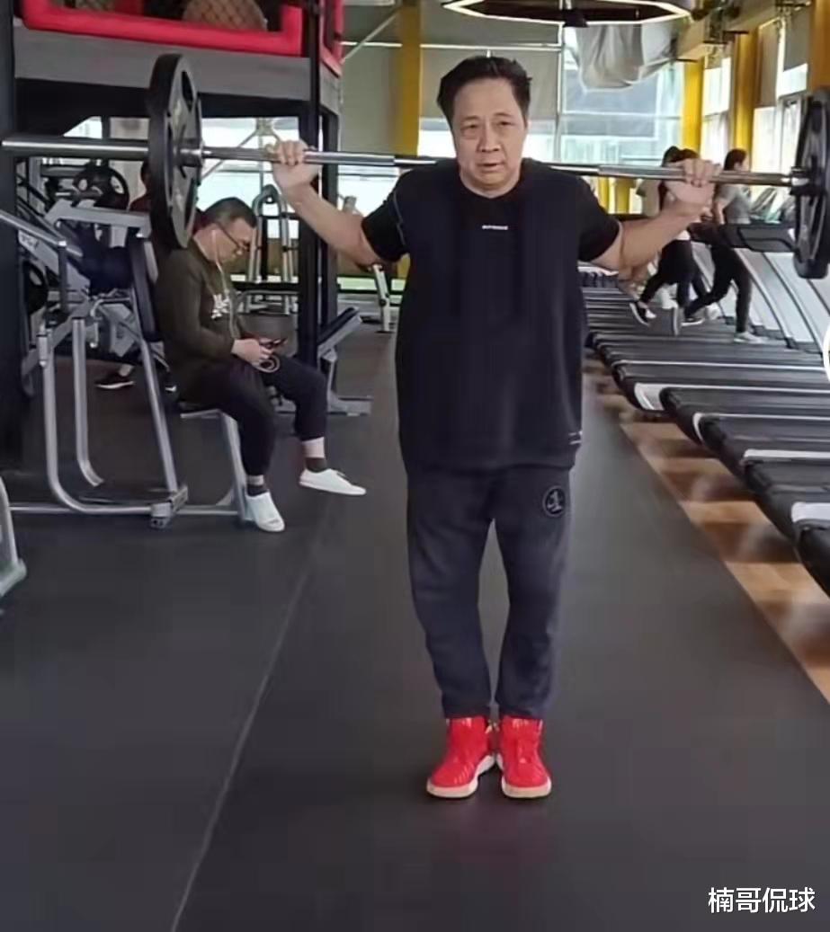 胡明轩|胡明轩母亲寺庙祈福，年过50身材高挑，大15岁老公是舞蹈学校教练