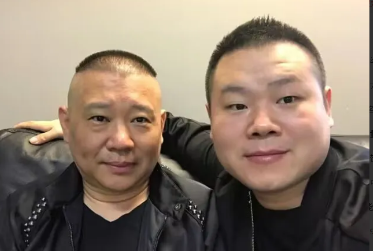 岳云鹏|一次,岳云鹏被台上的曹云金掐着脖子扭打,边打边骂:“我让你多嘴!”