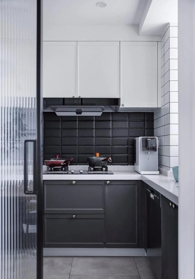 99平舒适北欧风格,餐厨区推拉门设计,把爱和阳光都带回家