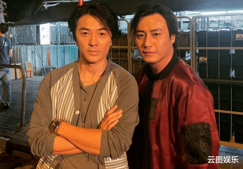 |32岁王李丹妮停车场热舞！穿开叉裙大秀长腿，轻撩头发女人味足