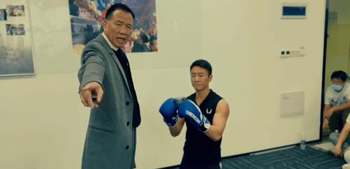 万梓良|万梓良收《战狼》男星为徒!喷对方一脸水,扬言是最后一位徒弟