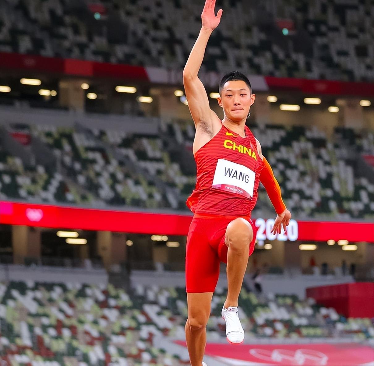 阿森纳|中国体坛第1人！25岁名将创历史 8米36绝杀夺金 奥运冠军沮丧跪地