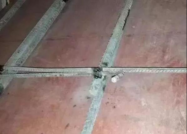 表哥农村自建房这样建楼梯,一进门我差点笑出声,太逗了