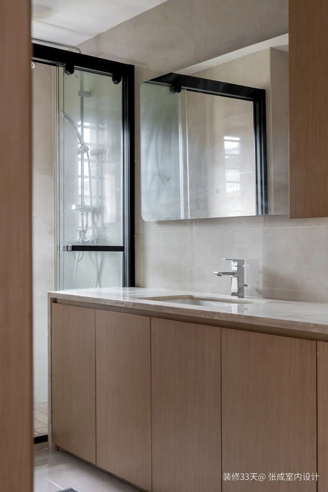 装修设计:实用143平,简约木色大三室