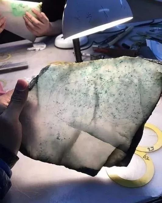 手镯|深邃黑色的翡翠赌石毛料，做出成品就明白了！