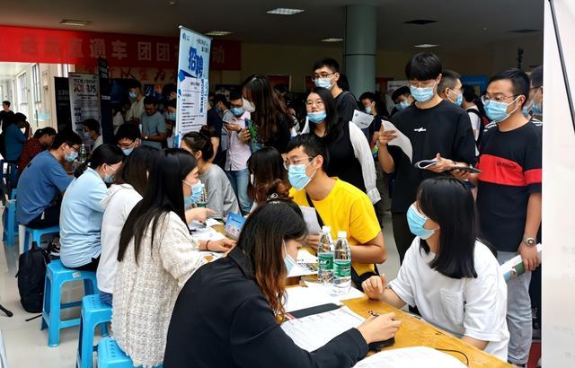 00后|00后兴起“慢就业”，游学、支教、搞副业，网友：父母给的底气