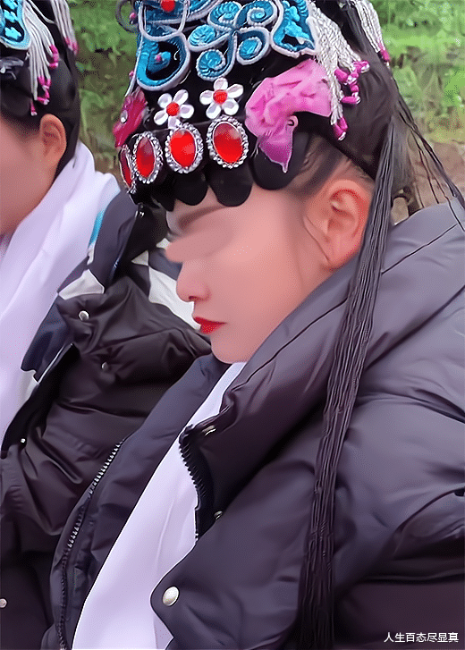 女子围着炭炉烤脚丫子,网友称隔着屏幕都能闻到臭,能挣300一天